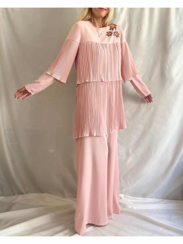 Kadın Pudra Pembe Piliseli Bluz Krep Pantolon Tesetür Ikili Takım