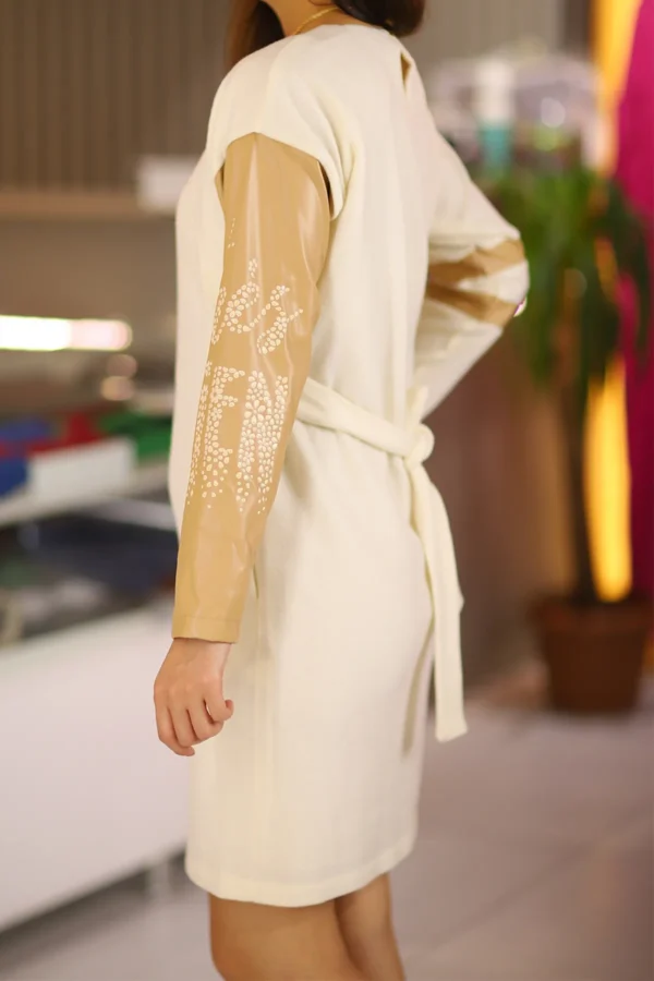 Bej Kısa Boy Kolları Deri Detaylı Kuşaklı Triko Elbise