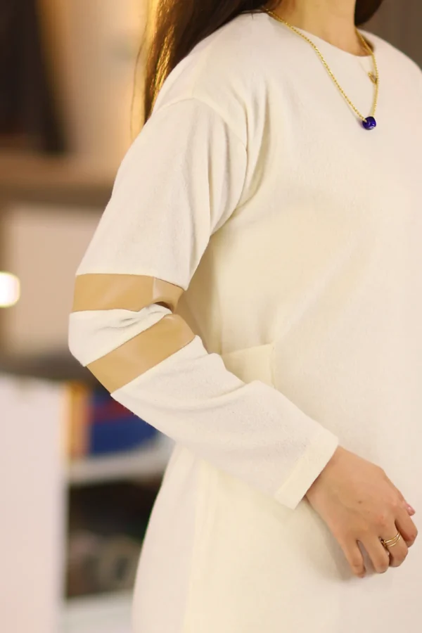 Bej Kısa Boy Kolları Deri Detaylı Kuşaklı Triko Elbise