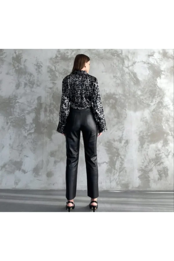 Siyah Gri Leopar Desen Saten Kadın Gömlek (ÜRÜN TEK GÖMLEKTİR, PANTOLON DAHİL DEĞİLDİR)